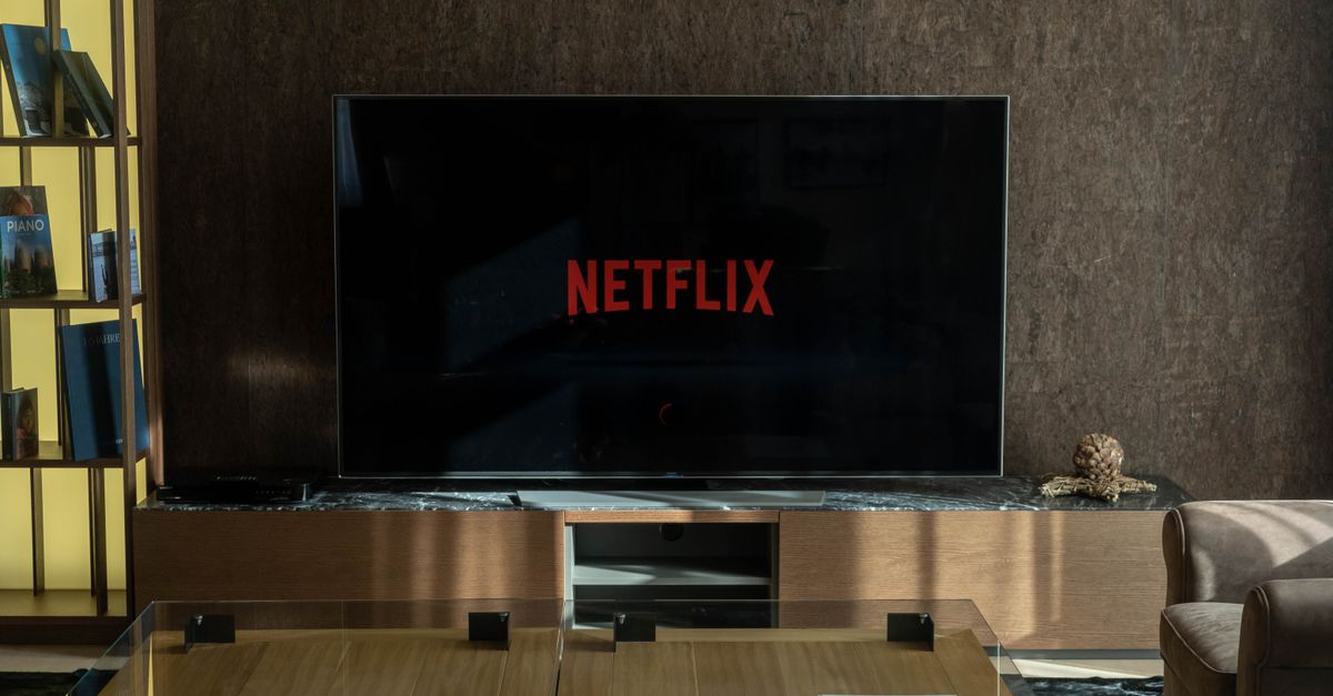 Salon chaleureux avec grande télévision diffusant une plateforme de streaming, ambiance détente et divertissement
